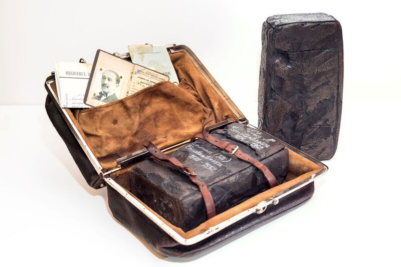 Cristina BOLBOREA / 
Decretul 92 din 19 aprilie 1950 / 2022
Gresie neagră + valiză din piele / ardere 1100 °C / 30 x 50 x 40 cm 
